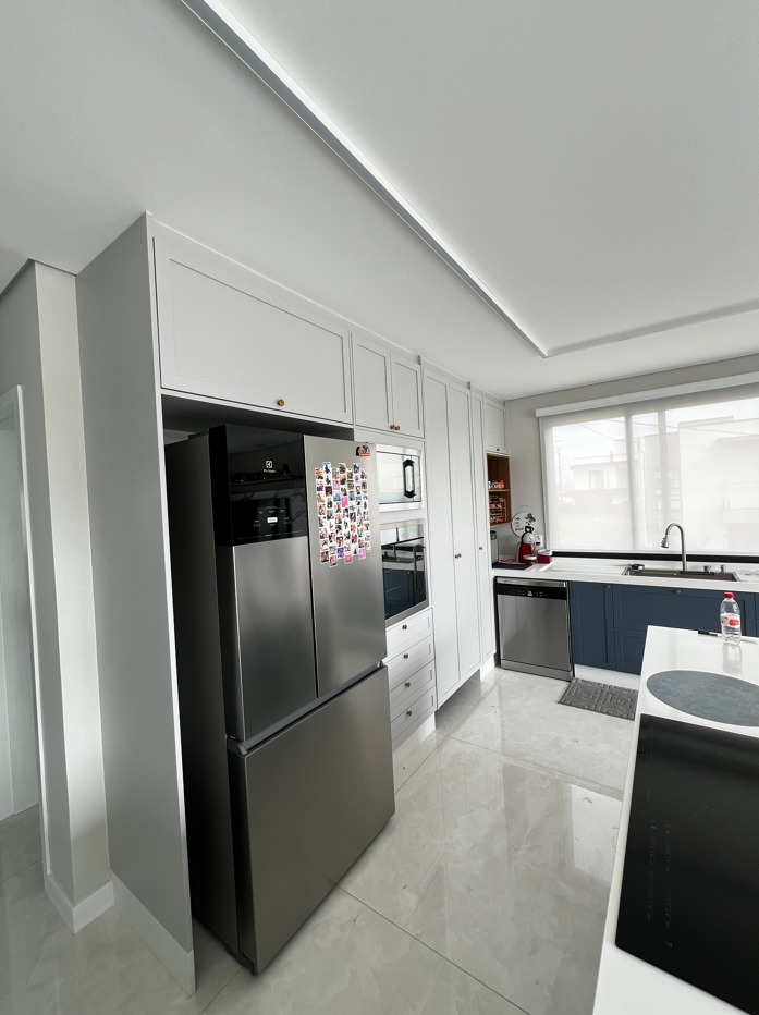 Residencia com Cozinha Provencal e Painel Movie