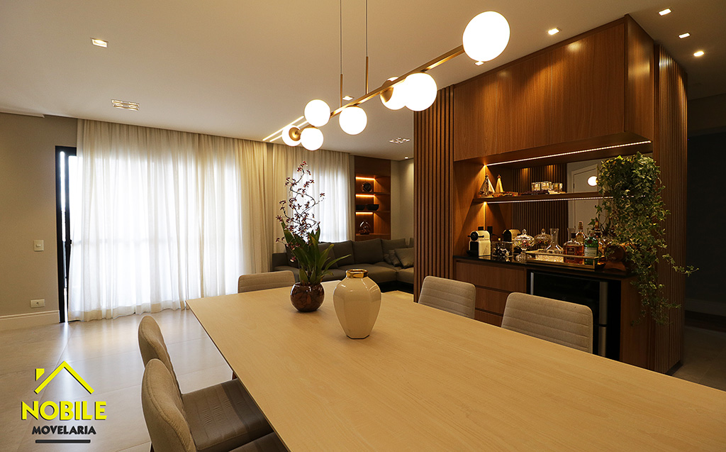 Sala de jantar e living com marcenaria premium Nobile Movelaria